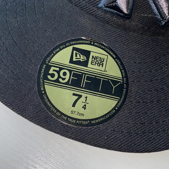 New Era 59Fifty Fitted Cap - NY Yankees Grey on Black - Picture 4 of 5
